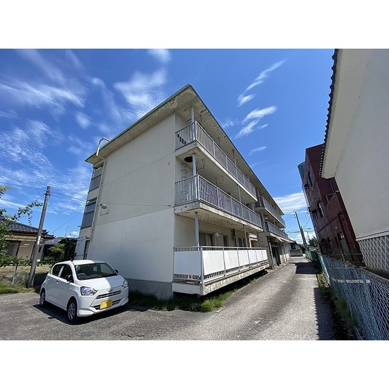 大槻エリアのRC造3階建てマンションです